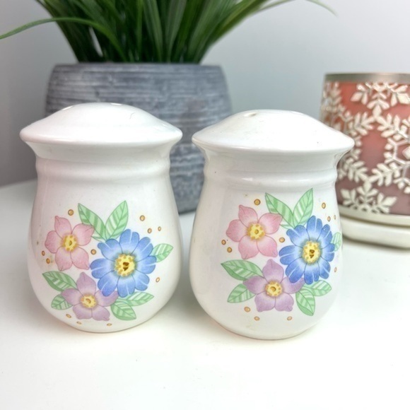 SJL Vintage Floral pair of Salt and Pepper Shakers - Picture 1 of 5